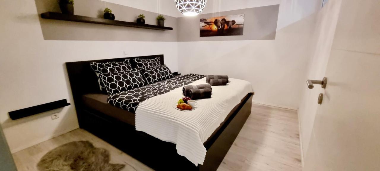 New Modern Selfcheckin Publicfreeparking Highspeed Wifi Kingsizebed Apartment